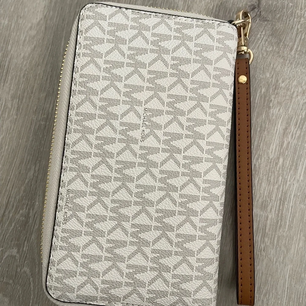 Michael Kors Vanilla Wristlet - Picture 7 of 8